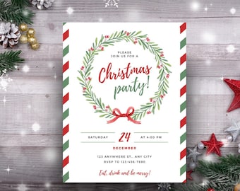 Può includere: Un invito a una festa di Natale con un bordo a righe rosso e verde. L'invito presenta una ghirlanda ad acquerello con bacche rosse e un fiocco rosso. Il testo recita "Per favore, unisciti a noi per una festa di Natale!"  "Sabato 24 dicembre alle 16:00"  "123 Anywhere St., Any City"  "RSVP al 123-456-7890"  "Mangia, bevi e sii felice!"