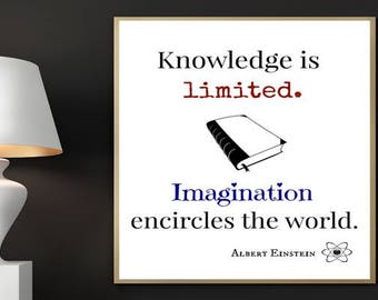 Puede incluir: Una impresión enmarcada en blanco con una ilustración en blanco y negro de un libro cerrado. El texto en la impresión dice "El conocimiento es limitado. La imaginación abarca el mundo." La cita se atribuye a Albert Einstein.