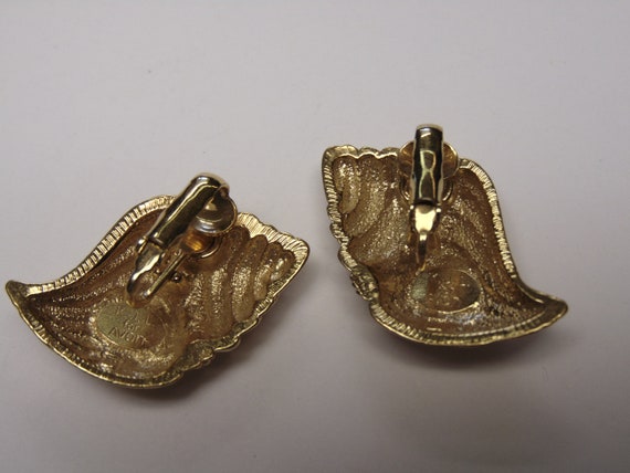 KJL Kenneth Jay Lane Undersea Shell Clip Earrings - image 9