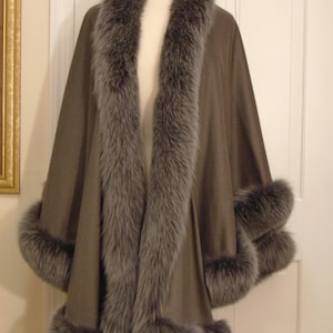 Fox Fur Trimmed Cape, One Size Cashmere Wool Cape, Vintage Wool Cape, Estate Cashmere Fox Shawl, Resort Fur Fashion, Gray Wool Cape Fox Trim