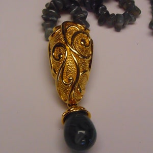 Jose Barrera Kvarts Halsband Örhängesset: Guldfärgade Scroll Clip-ons bild 10