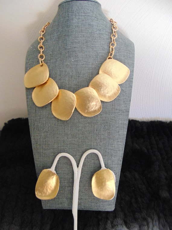 Vintage KJL Gold-Tone Necklace & Earring Set - Ru… - image 9