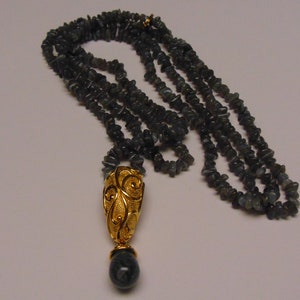 Jose Barrera Kvarts Halsband Örhängesset: Guldfärgade Scroll Clip-ons bild 3