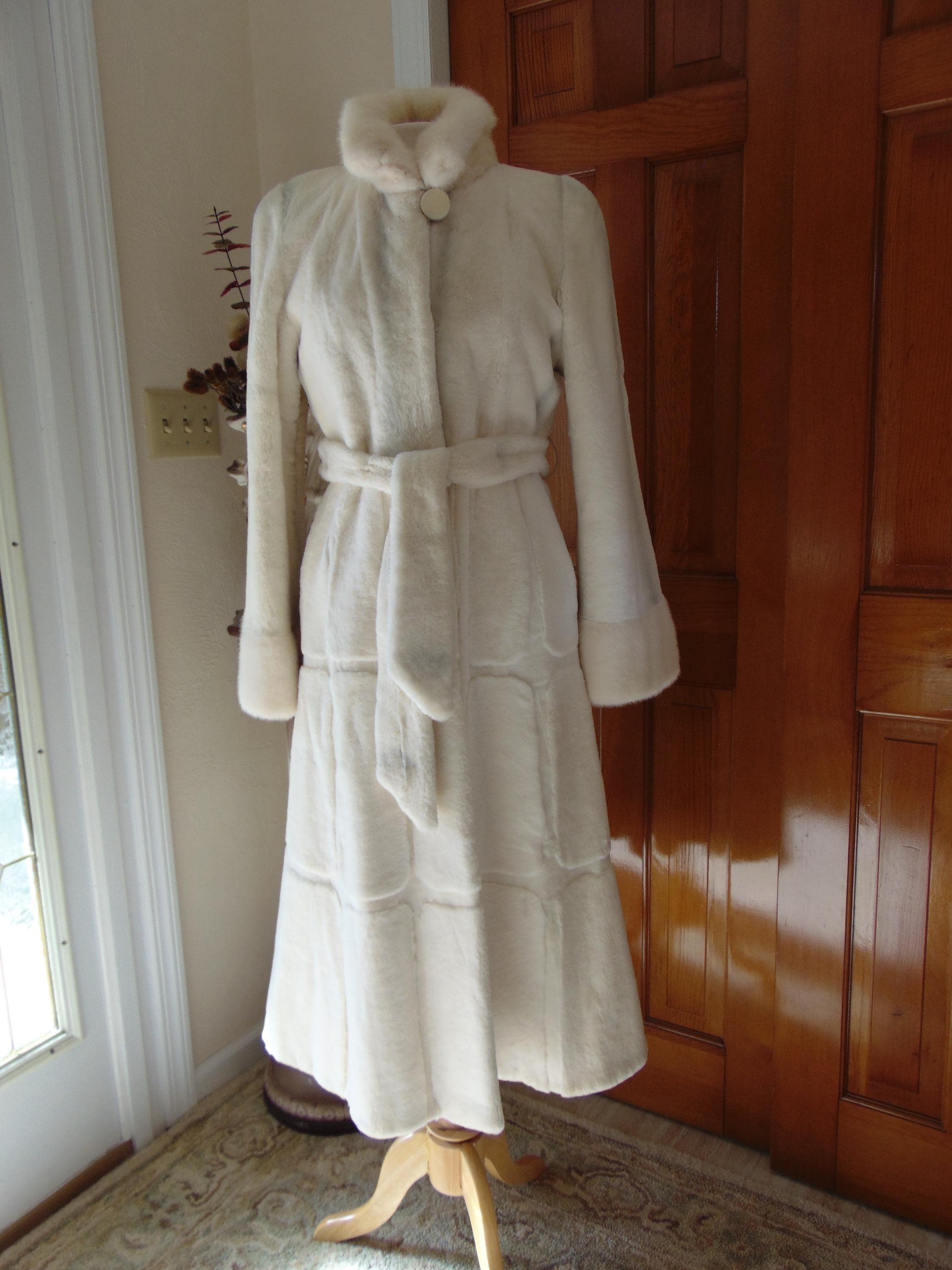 Natural Mink Fur Coat, White Mink Coat, Full Length Mink Coat, Preloved Mink Furs, Estate White Mink Fur Coat, Luxury Mink Furs, Genuine Fur