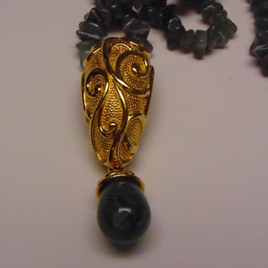 Jose Barrera Kvarts Halsband Örhängesset: Guldfärgade Scroll Clip-ons bild 8