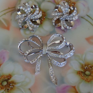 Ensemble de broches avec nœud en strass et boucles d'oreilles clips KJL vintage