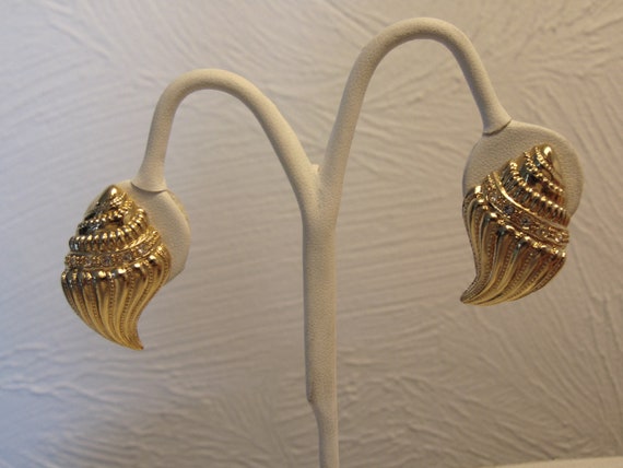 KJL Kenneth Jay Lane Undersea Shell Clip Earrings - image 2