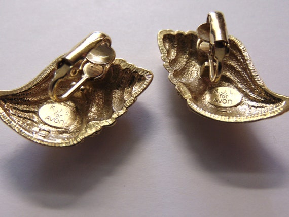 KJL Kenneth Jay Lane Undersea Shell Clip Earrings - image 5