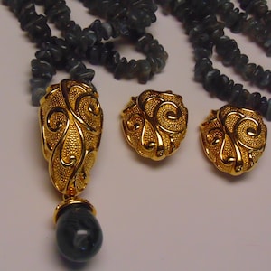 Jose Barrera Kvarts Halsband Örhängesset: Guldfärgade Scroll Clip-ons bild 1