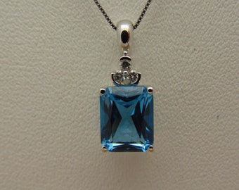 Colar de topázio azul em ouro 14 quilates com detalhe em diamante lapidação esmeralda.