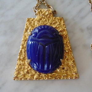 Kenneth Jay Lane Vintage Naszyjnik Egyptian Revival Royal Blue Scarab Złoty łańcuszek - Preloved KJL Naszyjnik - Kenneth Lane Designer Naszyjniki