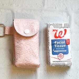 Porte-mouchoirs rose clair en relief, porte-mouchoirs de voyage pour mouchoirs Kleenex, porte-mouchoirs en cuir végétalien, cadeaux pour enseignant de moins de 30 ans