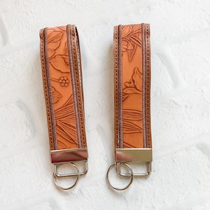Llavero de pulsera de cuero vegano con relieve naranja quemado, idea de regalo para dama de honor, regalos por menos de 20 para ella, llavero de pulsera, llavero con cordón