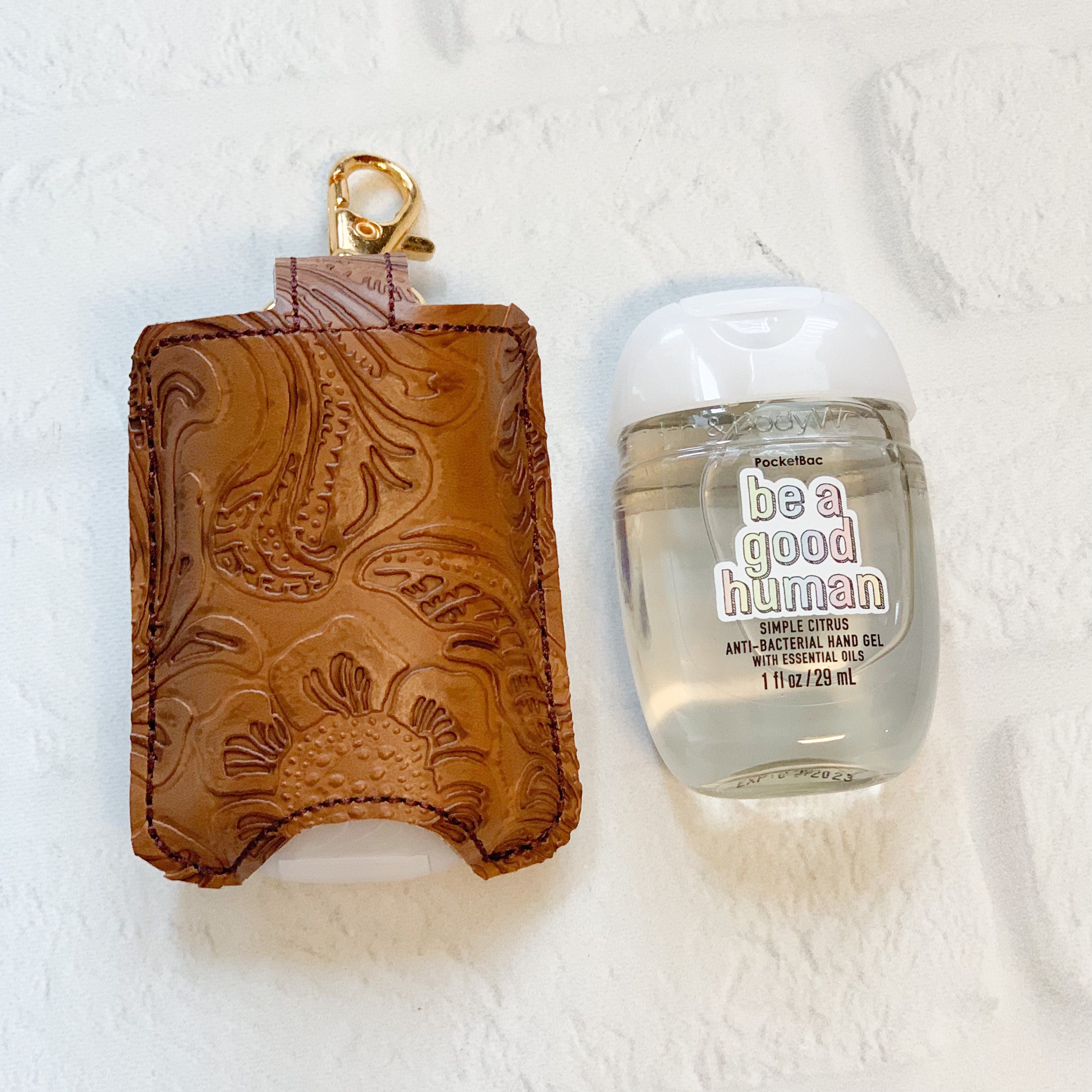 Estuche de viaje para desinfectante de manos PocketBac de Bath \u0026 Body  Works, con textura de piel vegana con relieve de cacahuete. Ideal como  regalo para profesores. Llavero con clip para insignias. -, image size:2641x2641