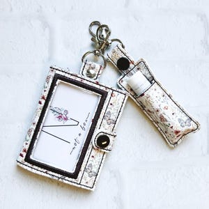 Cartera para 3 tarjetas Wildflower, portatarjetas de identificación, estuche vertical para tarjetas de identificación, accesorio con cordón, regalo para maestros, regalos menores de 30 años, llavero de identificación, billetera de cuero vegano