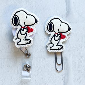 Bobine d'insigne beagle blanc phosphorescent, chien de Charlie, clip pour bobine d'insigne de longe d'infirmière, idée cadeau pour carte d'identité, chien beagle blanc de dessin animé