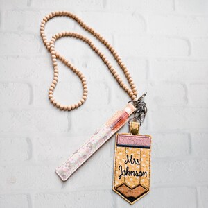 Portatarjetas de identificación vertical Daisy Pencil: Etiqueta personalizada de cuero vegano para bolso, accesorio para cordón de profesor. imagen 11