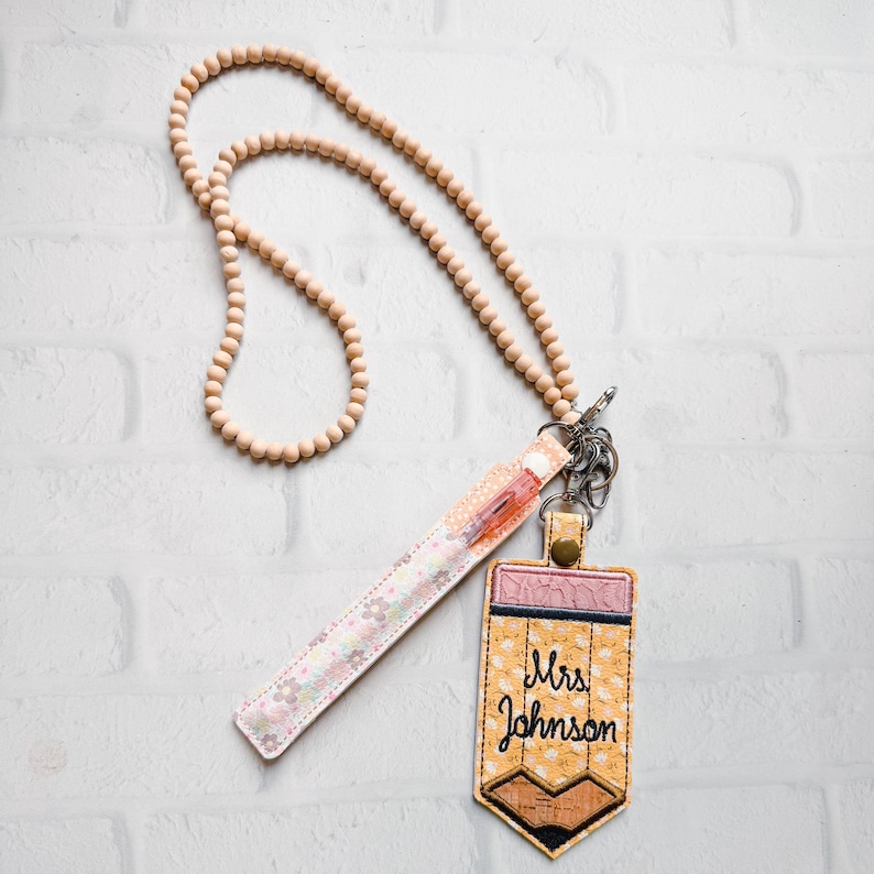 Portatarjetas de identificación vertical Daisy Pencil: Etiqueta personalizada de cuero vegano para bolso, accesorio para cordón de profesor. imagen 11