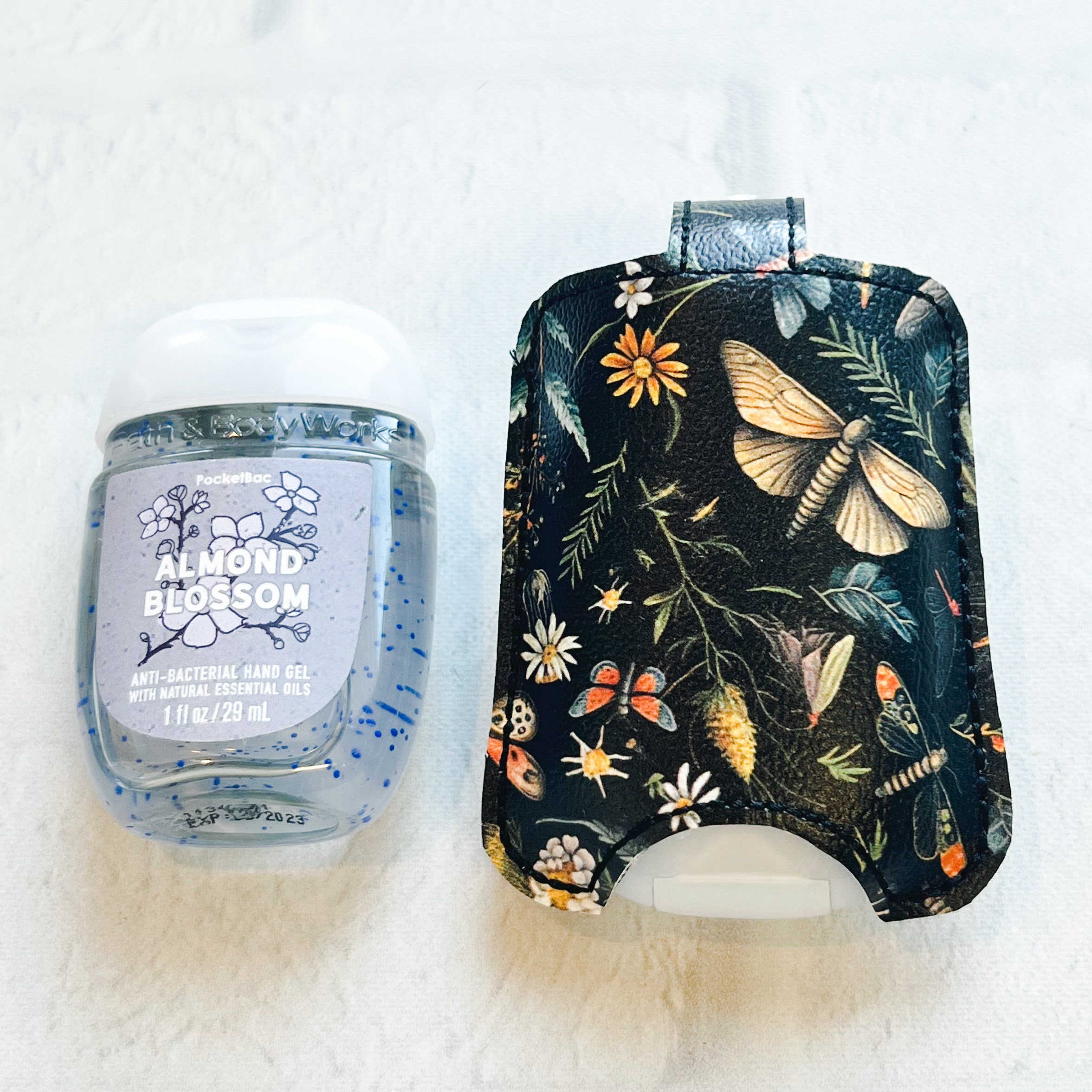 Estuche para desinfectante de manos CottageCore Moth Bath \u0026 Body Works,  soporte PocketBac, etiqueta para mochila con diseño de polilla para  desinfectante de manos, clip para sujetar desinfectante de manos - Etsy, image size:2353x2353
