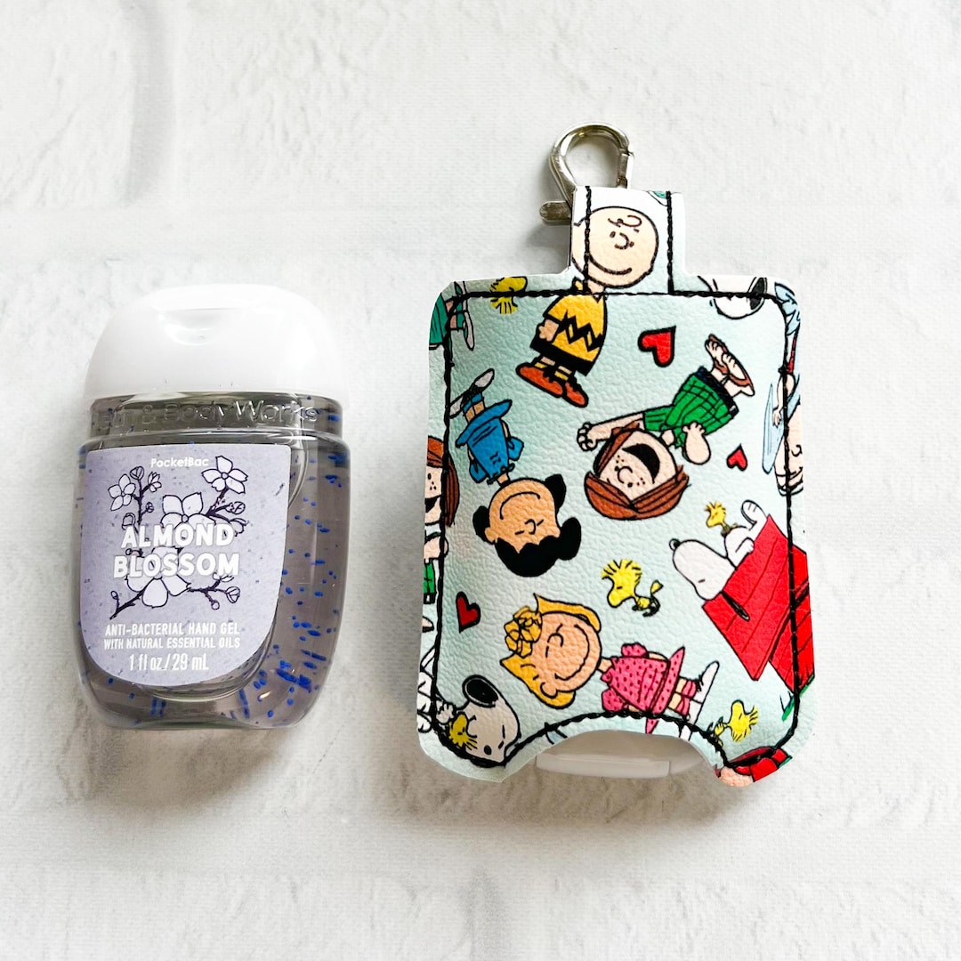 Estuche de bolsillo para desinfectante de manos de Charlie's Friends Bath \u0026  Body, llavero con desinfectante de beagle blanco de dibujos animados, clip  ..., image size:1080x1080