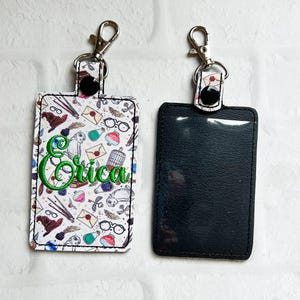 Porte-carte d'identité jeune sorcier, Étiquette de sac personnalisée, Porte-badge d'identité personnalisé, Étui vertical pour carte d'identité, Tour de cou, Cadeau pour enseignant, Cadeaux pour les moins de 20 ans