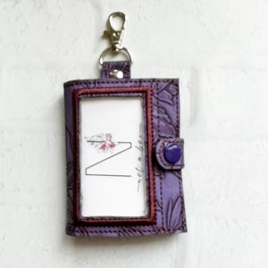 Porte-cartes en relief violet, porte-cartes d'identité, porte-cartes d'identité vertical, accessoire pour cordon, cadeau pour enseignant, cadeaux de moins de 30 ans, porte-clés d'identité, portefeuille en cuir végétalien