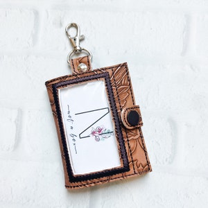 Porte-cartes floral latte, porte-carte d'identité, porte-cartes d'identité vertical, accessoire pour cordon de serrage, cadeau pour enseignant, cadeaux de moins de 30 ans, porte-clés d'identité, portefeuille en cuir végétalien