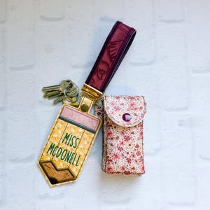 Portatarjetas de identificación vertical Daisy Pencil: Etiqueta personalizada de cuero vegano para bolso, accesorio para cordón de profesor. imagen 12