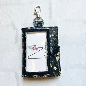 Cartera con diseño de polilla de CottageCore, tarjetero, estuche vertical para tarjetas de identificación, accesorio con cordón, regalo para profesores, regalos menores de 30 años, llavero de identificación, billetera de cuero vegano