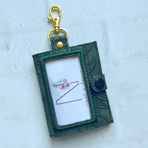 Porte-cartes à fleurs vert, porte-carte d'identité, porte-cartes d'identité vertical, accessoire pour cordon de serrage, cadeau pour enseignant, cadeaux de moins de 30 ans, porte-clés d'identité, portefeuille en cuir végétalien