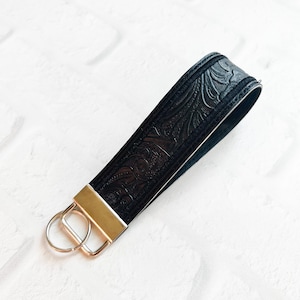 Llavero de pulsera de cuero vegano con relieve negro, ideal como regalo para dama de honor, regalo por menos de 20 dólares para ella, llavero de pulsera, llavero con cordón.