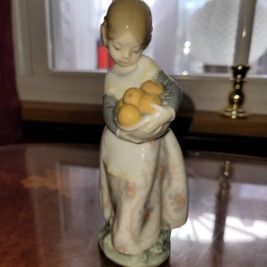 Retired Lladro #4841 1973 Valencian Girl