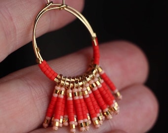 B.O. BAMBOU Golden hoop earrings with fringes in red, coral pink Miyuki beads, 24K gold plated - Boho Chic - Women's Christmas gift