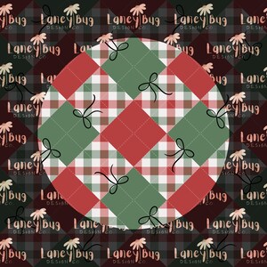 Puede incluir: Diseño digital con un patrón circular central de cuadros rojos, verdes y blancos, adornado con lazos negros. El fondo presenta un patrón de cuadros más oscuro, con el texto "Laney Bug Design Co." repetido.