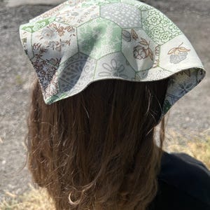 Pañuelo triangular reversible hecho a mano con estampado de patchwork verde estilo cottagecore