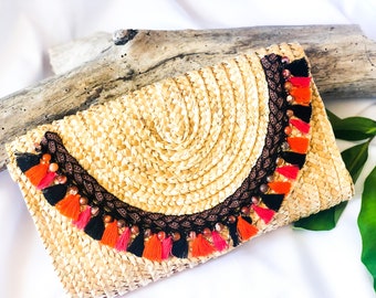 Clutch tipo sobre con borlas, clutch bohemio, clutch de verano, clutch de paja, clutch hecho a mano, clutch negro con borlas.