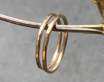 Goud gevulde stapelring, 14k goudgevulde band, gouden gehamerde ring, dunne gouden ring