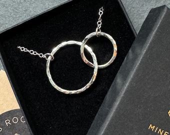 Hamrat sterlingsilverhalsband med oändlighetscirklar: Smycken för mor och dotter