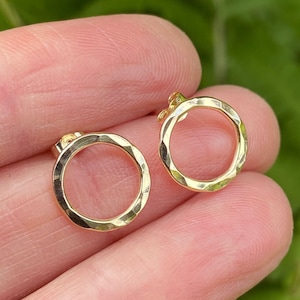Hammered 14k Gold Filled Circle Stud Earrings: Minimalist Jewelry, Gold Studs
