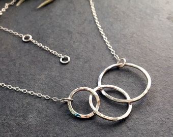 Infinity-halsband i sterlingsilver: Tre sammankopplade cirklar, present till nybliven mamma