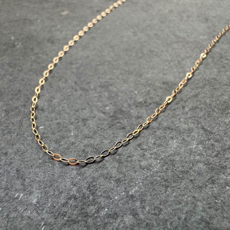 Delikat 9 karat guldkedja: Halsband i massivt guld för kvinnor bild 2