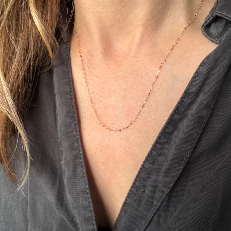 Delikat 9 karat guldkedja: Halsband i massivt guld för kvinnor bild 3