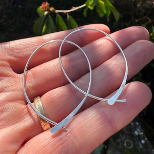 Gehamerde sterlingzilveren oorbellen: ovale ringoorbellen