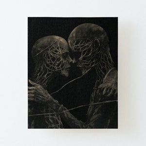 Peut inclure: Une peinture numérique en noir et blanc représentant deux figures qui s'embrassent. Leurs visages sont recouverts d'un motif en forme de toile d'araignée, créant une image obsédante et surréaliste.