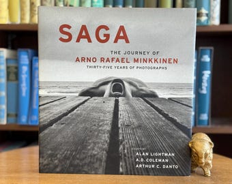 2005, Edizione firmata di Saga: The Journey of Arno Rafael Minkkinen, Trentacinque anni di fotografie di Arno Rafael Minkkinen