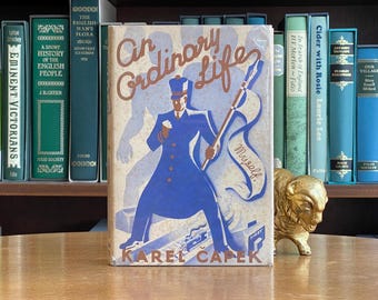1936, primera edición británica de An Ordinary Life de Karel Capek, traducida por M. y R. Weatherall