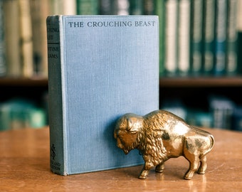 Ondertekende eerste editie van The Crouching Beast door Valentine Williams, [1928]