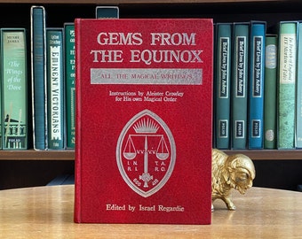 1974, Erstausgabe von Gems From the Equinox: Anweisungen von Aleister Crowley für seinen eigenen magischen Orden von Aleister Crowly