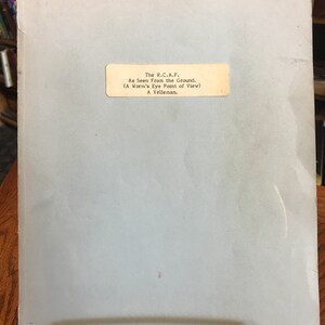 Puede incluir: Una cubierta de libro blanca con una etiqueta amarilla que dice "The R.C.A.F. As Seen From the Ground. (A Worm's Eye Point of View) A Velleman."