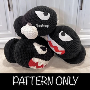 Puede incluir: Tres peluches de crochet negro con forma de personaje de videojuego. Los peluches tienen ojos y dientes blancos, y uno tiene una boca roja. Los peluches están sobre una superficie blanca. El texto "@craftikarp" es visible en uno de los peluches. El texto "PATTERN ONLY" es visible en la parte inferior de la imagen.